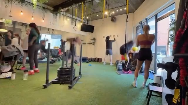 1kmのランニングとステーション種目を交互に行う、HYROXならではのトレーニング風景