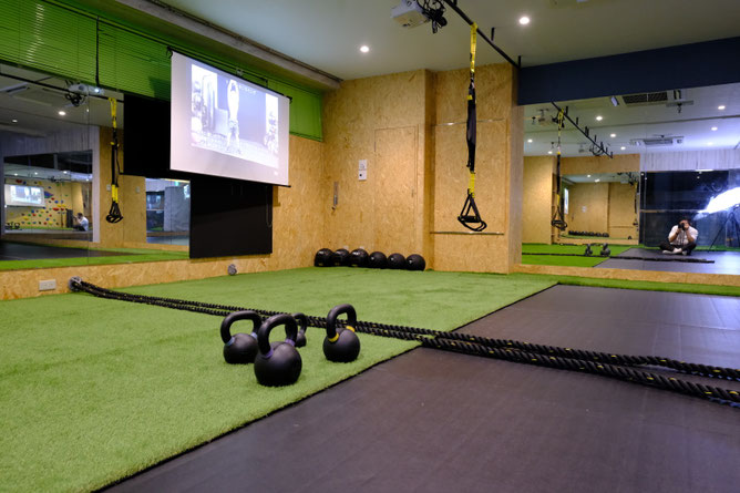 スレッドプッシュの練習に取り組むGYM FIELD会員の様子